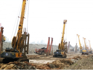 徐工(gong)連續牆機群(qún)樂山施工