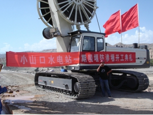 連續牆(qiang)施工-新疆庫(ku)爾勒開都河(hé)水電站圍堰(yan)工程