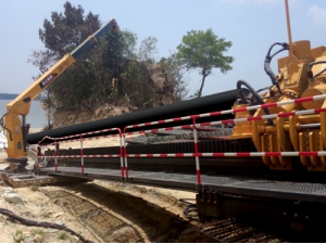 徐工XZ5000水平(píng)定向鑽機成(cheng)功川越馬來(lái)西亞海灣