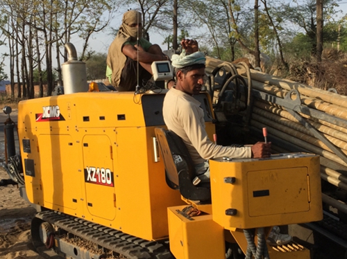 印度黑土(tǔ)地上穿梭的徐(xú)工金